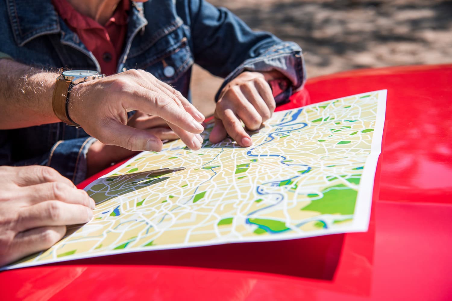 Viajeros consultando un mapa