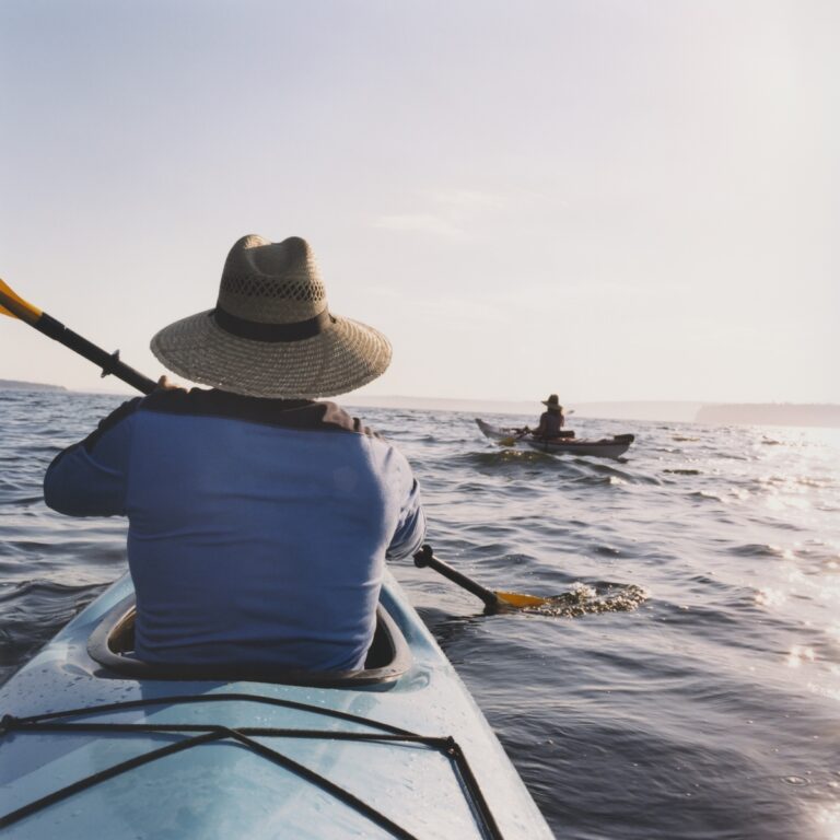 Gente haciendo kayak